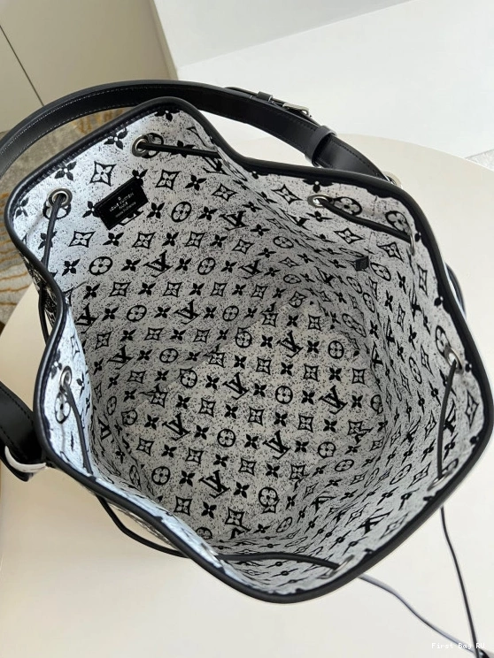 First bag ru VUITTON PETIT NOÉ LOUIS 0717